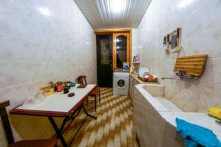 Гостевой дом Guest House Mariami Кутаиси Бюджетный двухместный номер с общей ванной комнатой-4